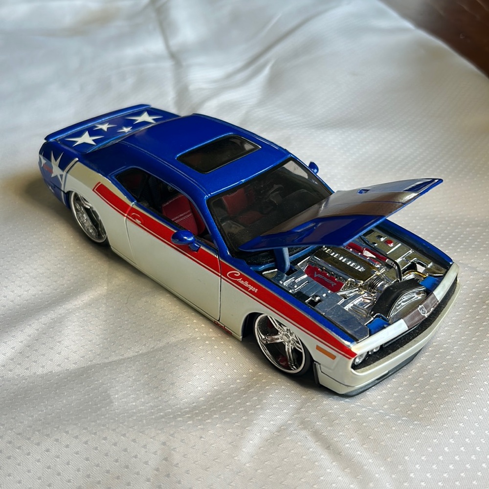 Dodge Challenger Maisto Pro Rodz 1:24 Scale Diecast Muscle Car Stars & Stripes
